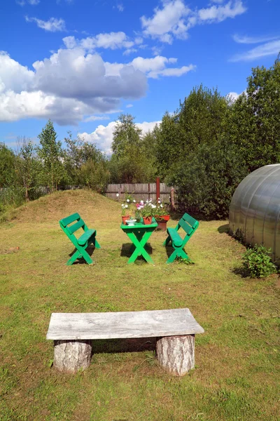 Houten meubels in zomertuin — Stockfoto