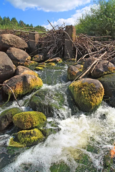 Rio de montanha fluir entre pedra — Fotografia de Stock