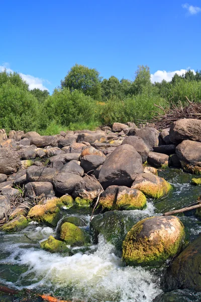 Río de montaña flujo entre piedra —  Fotos de Stock