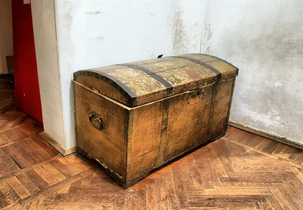 Старый ящик на грязном полу — стоковое фото