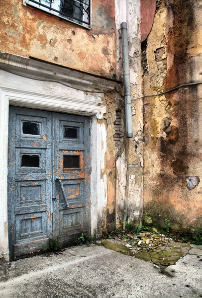 파괴 된 건물의 노화 문 — 스톡 사진