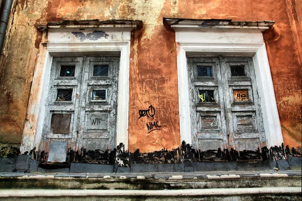 고 대 건물에 오래 된 문 — 스톡 사진