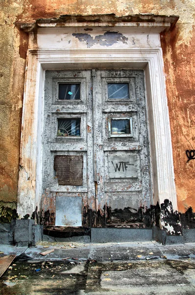 Veroudering deur in vernietigd huis — Stockfoto
