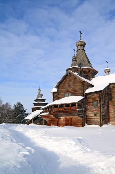 Capilla de madera en pueblo de invierno —  Fotos de Stock