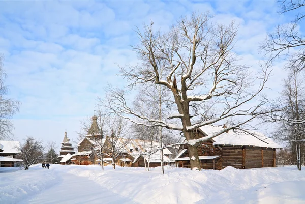 Antiga fazenda entre a neve branca — Fotografia de Stock