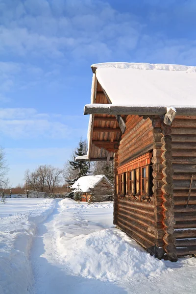 Antiga fazenda entre a neve branca — Fotografia de Stock