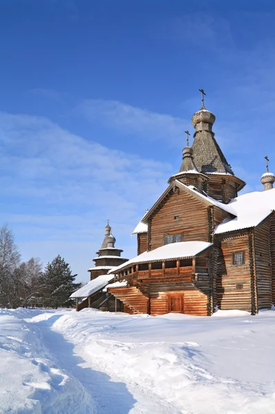 Dřevěná kaple v zimě vesnici — Stock fotografie