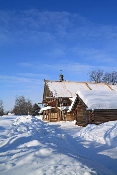 Beyaz karların arasında eski bir çiftlik evi — Stok fotoğraf