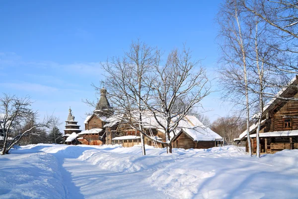 Capilla de madera en pueblo de invierno — Foto de Stock