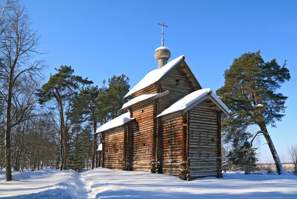 Drewniana kaplica w zimie wieś — Zdjęcie stockowe