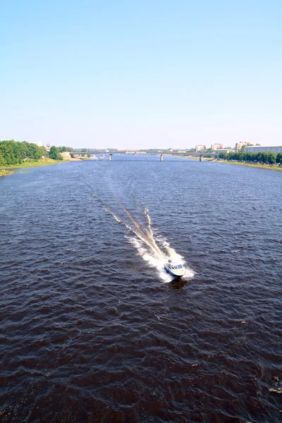 Barco a motor rápido no rio entre ondas — Fotografia de Stock
