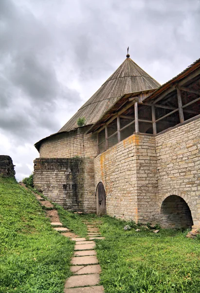 Åldrande fästning på grön kulle — Stockfoto