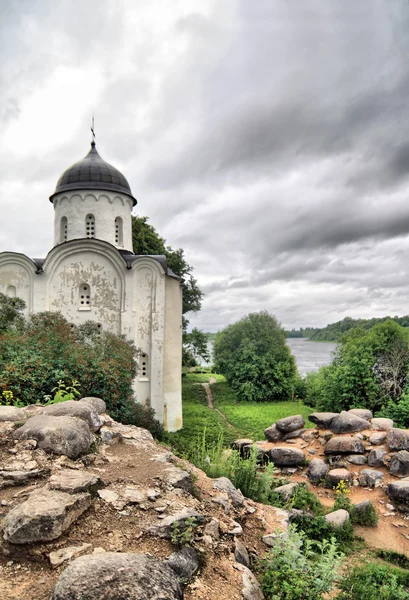 Starzenie się kościół na wzgórzu kamień — Zdjęcie stockowe