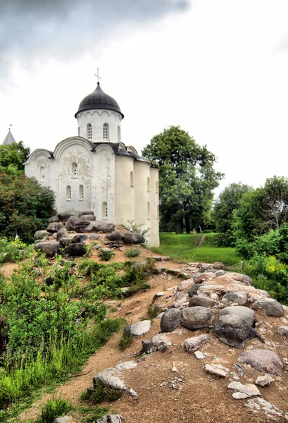 Antigua iglesia en la colina de piedra — Foto de Stock