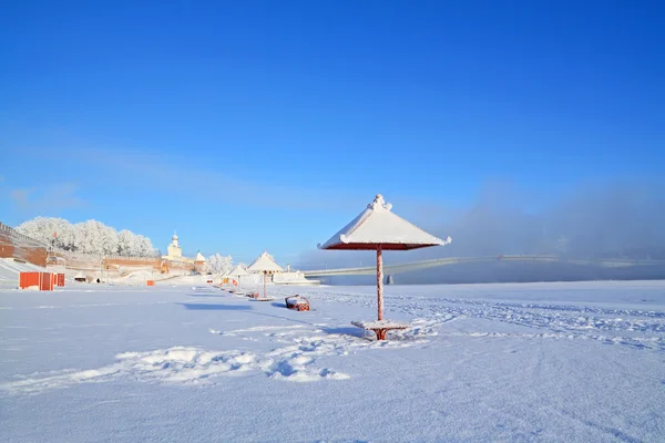 雪の中での町のビーチ — ストック写真