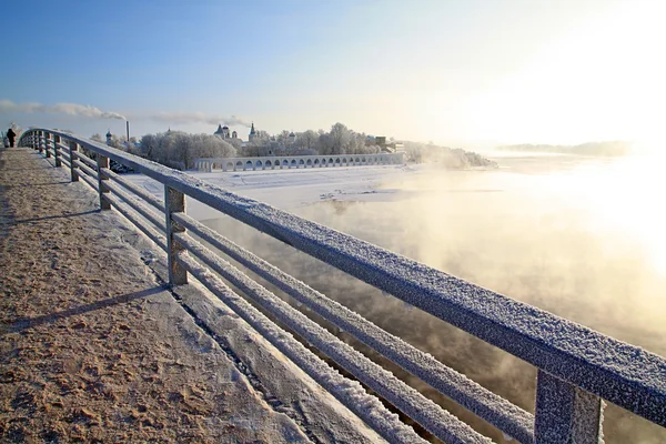 Město most na chladné řeky — Stock fotografie