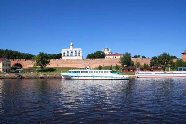 Христианская православная церковь на берегу реки — стоковое фото