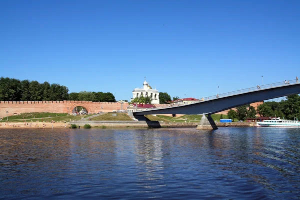 Chiesa ortodossa cristiana su fiume di costa — Foto Stock