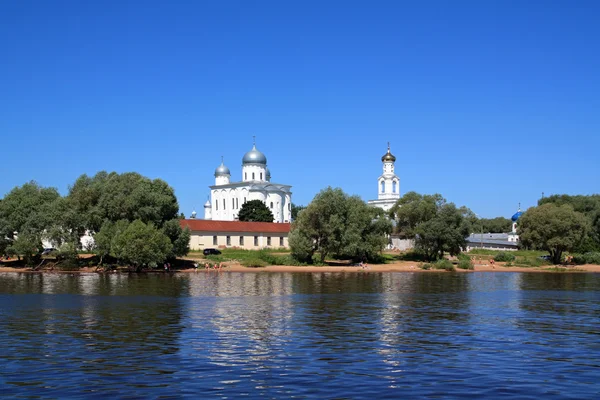 Křesťanský pravoslavná církev na pobřeží řeky — Stock fotografie