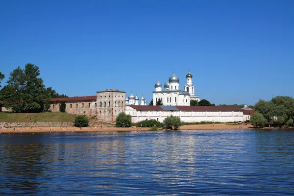 Chrześcijański Kościół prawosławny na wybrzeżu rzeki — Zdjęcie stockowe
