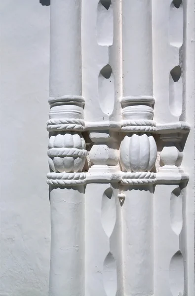 Éléments décoratifs sur mur blanc — Photo