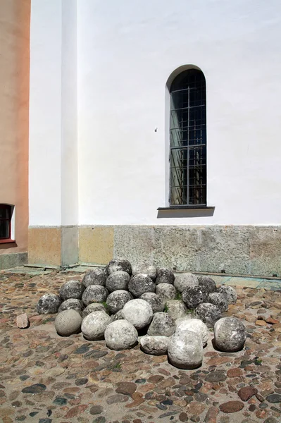 Σωρό πέτρα κάτω από το παράθυρο — Φωτογραφία Αρχείου