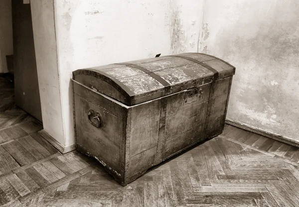 Oude koffer op vuile vloer — Stockfoto