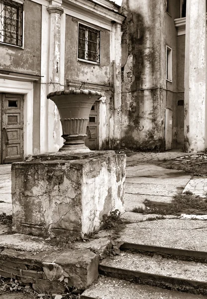 Декоративная урна рядом со старыми зданиями — стоковое фото