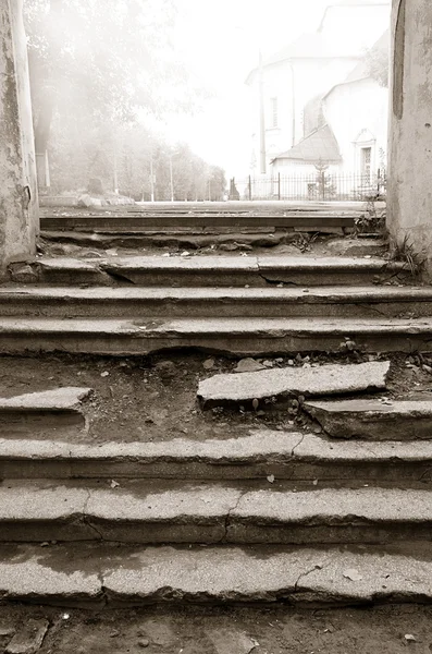 Escalera de envejecimiento en el edificio destruido —  Fotos de Stock