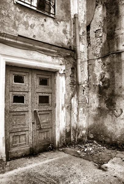 在被毁的建筑物的老化门 — 图库照片