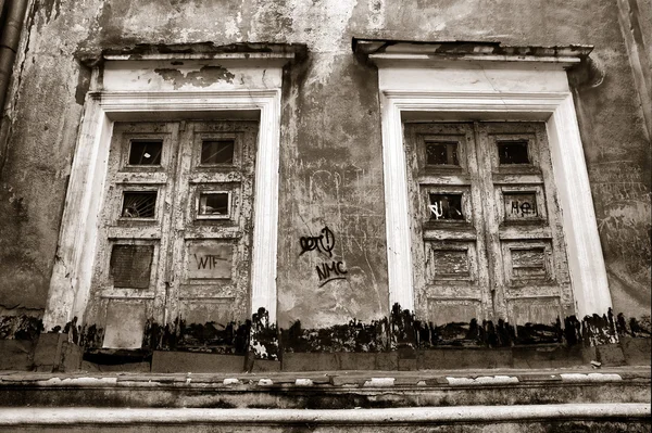 Alte Tür in altem Gebäude — Stockfoto