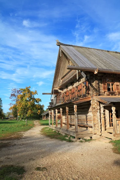 Starzejąca się drewniana kaplica we wsi — Zdjęcie stockowe