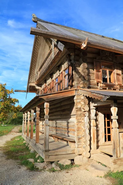 Старіння дерев'яної каплиці в селі — стокове фото
