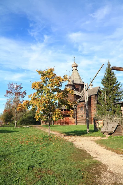 Παλαίωση ξύλινο εκκλησάκι στο χωριό — Φωτογραφία Αρχείου