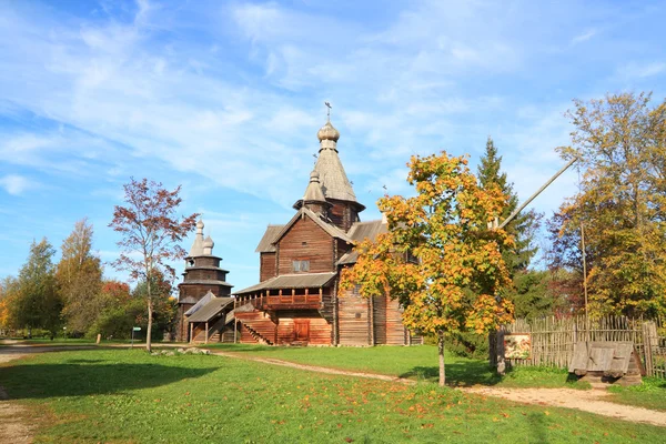 Envelhecimento capela de madeira na aldeia — Fotografia de Stock