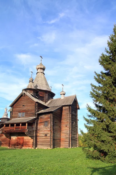 In die Jahre gekommene Holzkapelle im Dorf — Stockfoto