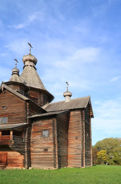 Старая деревянная часовня в деревне — стоковое фото