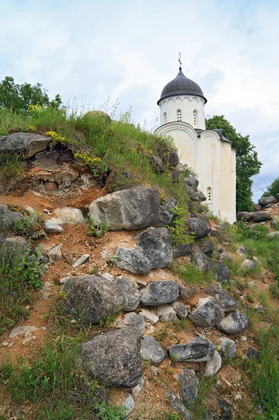 Iglesia cristiana envejecida entre piedra — Foto de Stock
