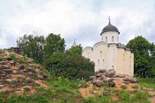 Стареющая церковь среди камней — стоковое фото