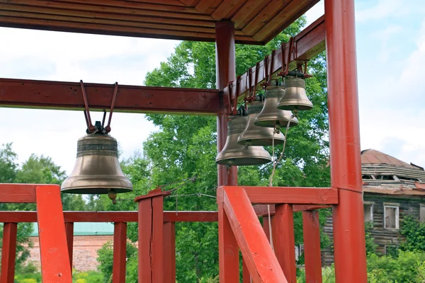Malý zvonek v dřevěná chata — Stock fotografie