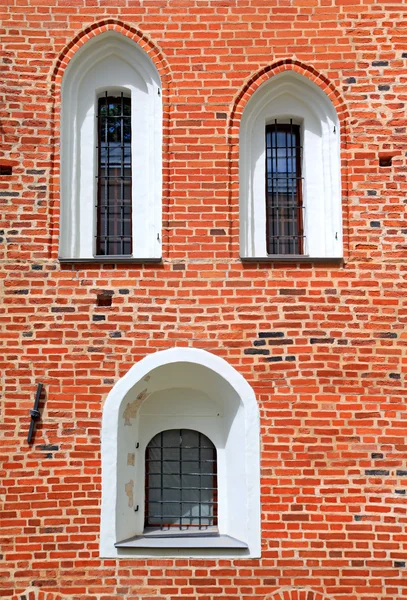 붉은 벽돌 벽에 창 — 스톡 사진