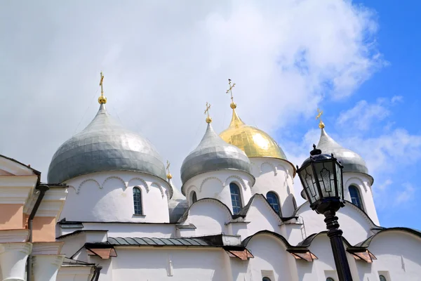 白い背景の上のドームのキリスト教会 — ストック写真
