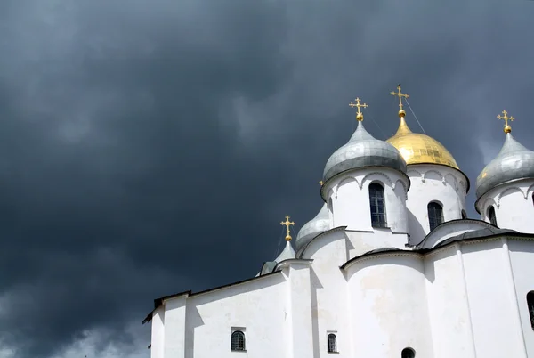 Chiesa ortodossa cristiana su sfondo nuvoloso — Foto Stock