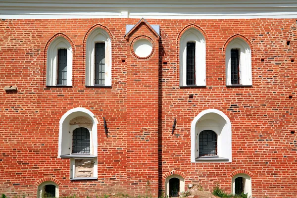 Białe okna w czerwony mur z cegły — Zdjęcie stockowe