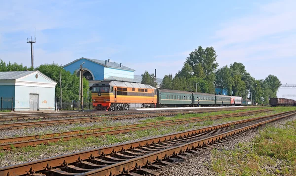 Comboio de passageiros na estação ferroviária — Fotografia de Stock