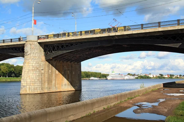 Brücke durch den Fluss — Stockfoto