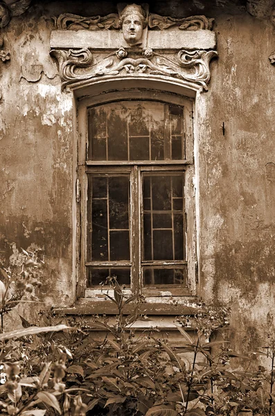 Παράθυρο στο παλιό χρόνο σπίτι — Φωτογραφία Αρχείου