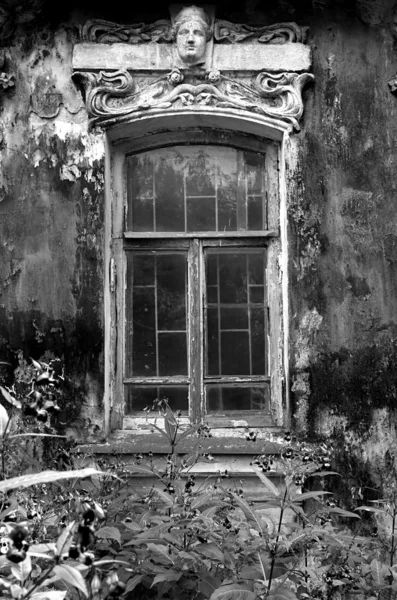 Fönster i gammaldags hus — Stockfoto