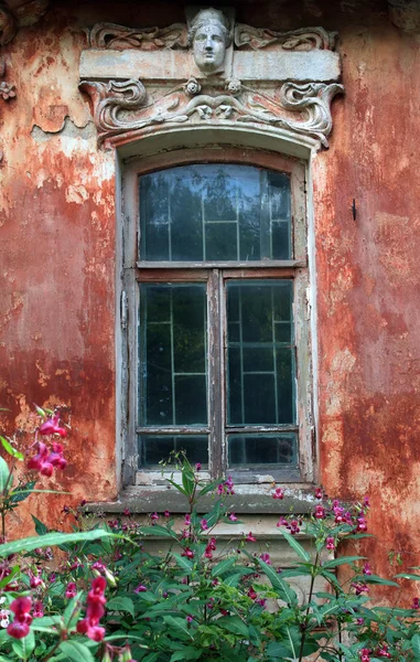 옛 집에서 창 — 스톡 사진