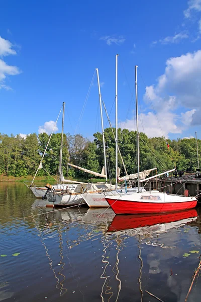 Zeilboot op rivier — Stockfoto